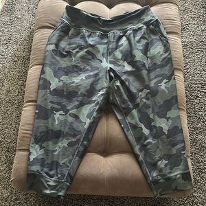 Old Navy Active Powersoft Camo Crop Joggers
